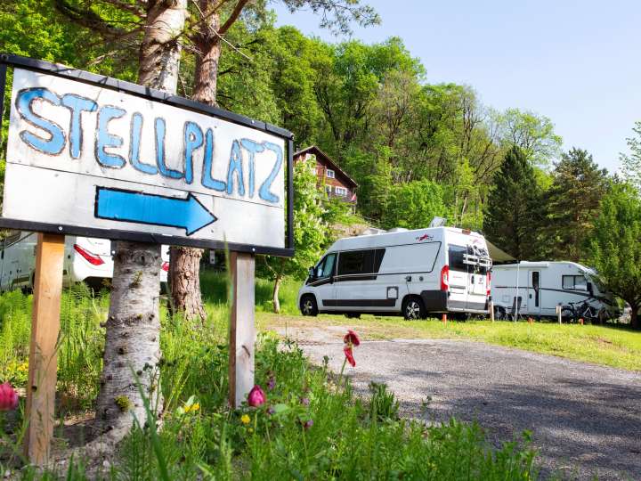 Schöner Wohnmobil-Stellplatz beim Hotel Segnes (April bis November)