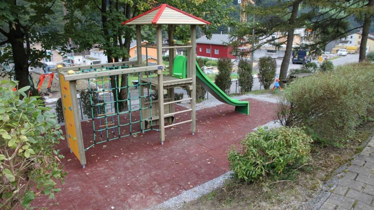 Spielplatz Mitlödi, beim Schulhaus
