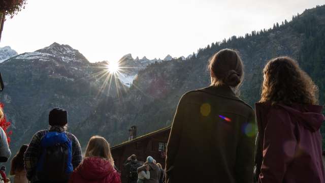 Mystisches Lichtspiel: Sonnenereignis im Martinsloch