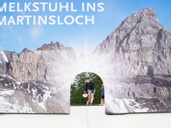 Erste Schweizer Melkstuhl-Eisbahn im Berghotel Bischofalp