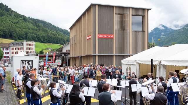 Ein herzliches Willkommen am Bahnhof Schwanden