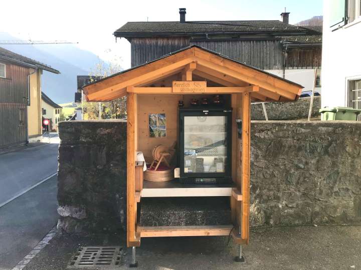 Alpkäse-Hüsli in Mitlödi, Alp Altenoren-Wangen und Baumgarten