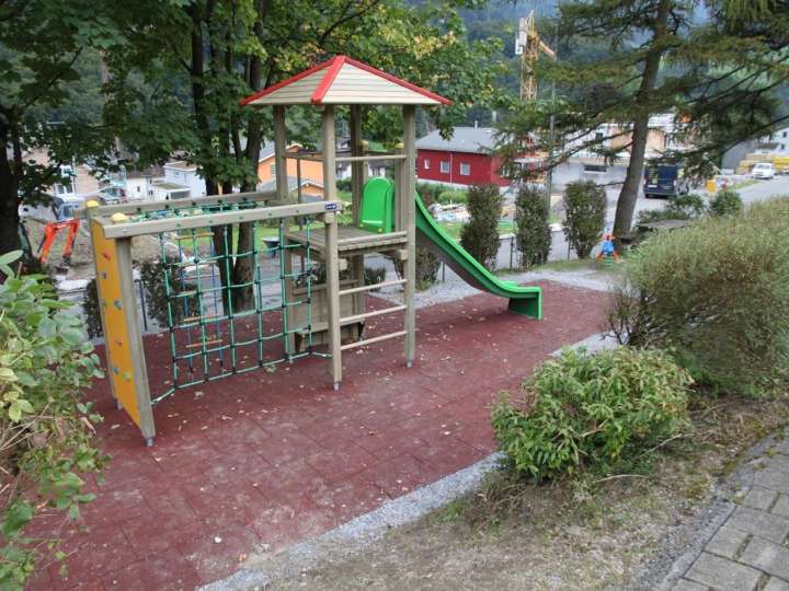 Spielplatz Mitlödi, beim Schulhaus