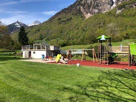 Spielplatz im Schwimmbad, Schwanden